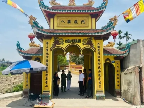 Bàng hoàng phát hiện thi thể trẻ sơ sinh cuốn chặt trong áo mưa trước cổng chùa ở Hải Phòng