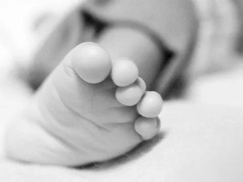 Cha say rượu vô tình nằm đè con gái 28 ngày tuổi khiến bé tử vong do ngạt thở