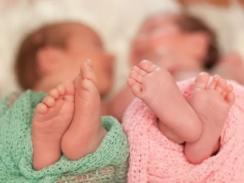 Sinh đôi sau 3 năm hiếm muộn, chồng tôi ngã quỵ khi biết chỉ một đứa là con ruột