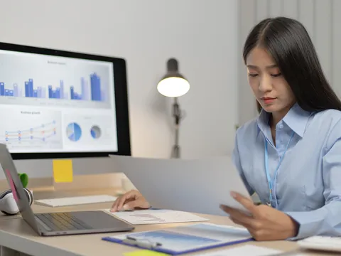 Ngày đầu tiên đi làm sau khi nghỉ thai sản, mẹ chồng nói một câu khiến tim tôi nghẹn lại