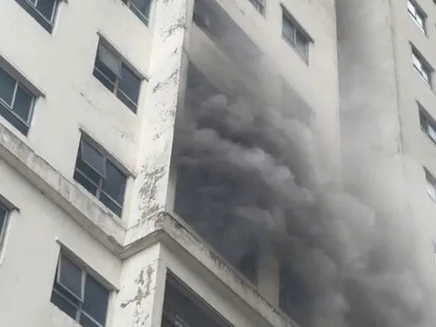 Hà Nội: Cháy lớn tại chung cư HH Linh Đàm, khói đen cuồn cuộn từ tầng 14
