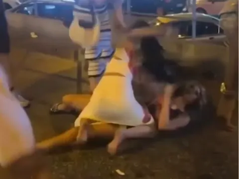 Clip sốc: Hỗn chiến giữa 2 nguời phụ nữ tại thiên đường du lịch