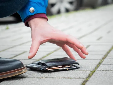 Cậu bé nhặt được 1 tỷ đồng, người đánh rơi khẳng định chỉ mất 350 triệu: Sự thật khiến ai cũng nghẹn ngào