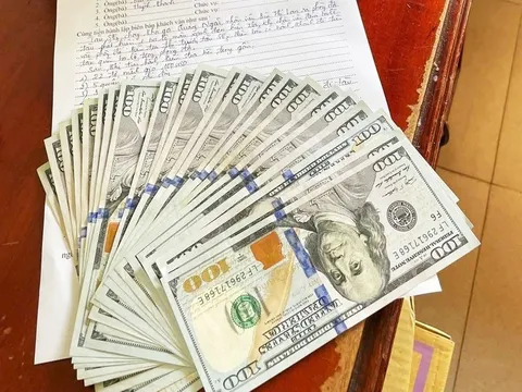 Nữ hành khách bỏ quên ba lô chứa hàng ngàn USD tại ga tàu