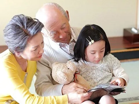 Bố mẹ chồng từ chối trông cháu hè vì… bận nhổ rau, đi hát