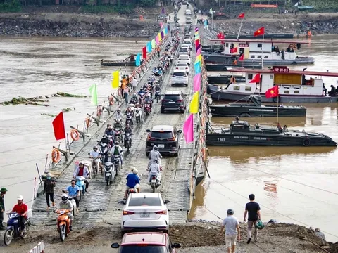 Clip: Nguy cơ mất an toàn, cắt khẩn cấp cầu phao Phong Châu do nước lũ dâng cao