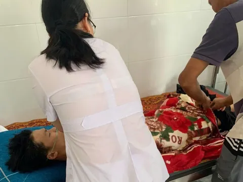 Clip: 3 thiếu niên đi thả diều bị điện giật bên bờ kênh, hiện trường ám ảnh cả khu dân cư