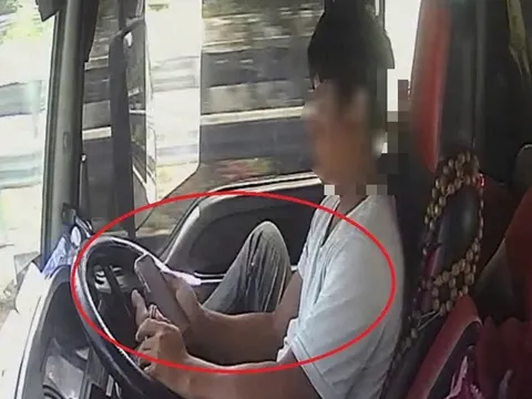 Mức phạt cho tài xế lái xe bằng một chân trên cao tốc, tay cầm điện thoại "lướt" Tiktok