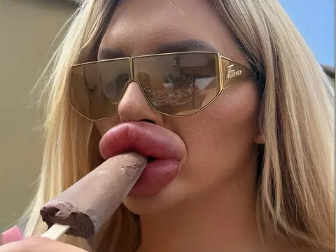 Chi hơn 4 tỷ đồng để làm đẹp, cô gái không thể thở bằng mũi, viêm họng kéo dài vì không ngậm được miệng