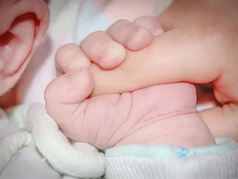 Rúng động: Bé gái 3 tháng tuổi bị xâm hại, nhập viện cấp cứu trong tình trạng nguy kịch