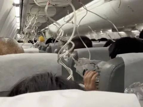 Clip: Khoảng khắc rơi tự do ở độ cao 11.000m của máy bay chở 191 hành khách từ Thượng Hải đến Tokyo