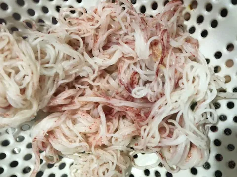 Đà Nẵng: Người dân tá hoả khi bún mua ở chợ bất ngờ chuyển màu đỏ