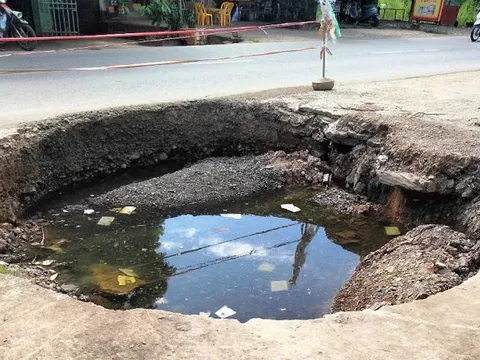 Xuất hiện "hố tử thần" rộng 6m ở Phú Thọ, đất đá đổ xuống đều bị cuốn trôi