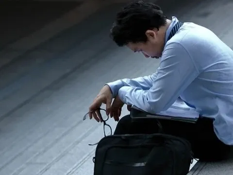 Em trai khoe lương trăm triệu, ai ngờ nợ ngập đầu và âm thầm giữ cả sổ đỏ nhà bố mẹ