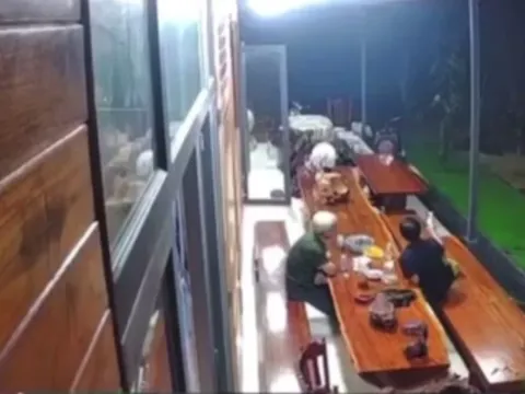 Đoạn camera ghi lại cảnh người đàn ông bị bắn tử vong khi đang ngồi nhậu tại nhà