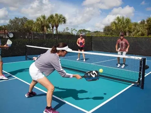 Cùng chơi thể thao để gắn bó, ai ngờ mỗi trận pickleball lại khiến vợ chồng thêm xa cách