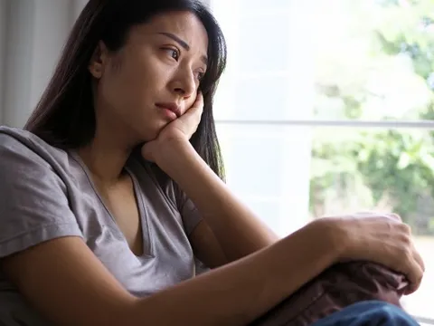 Tôi 41 tuổi, mẹ đơn thân hai con: Nên chọn hạnh phúc hay tiếp tục chờ đợi?