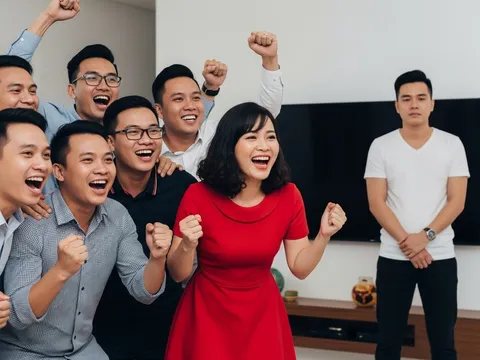 Vợ quên sinh nhật chồng vì mải xem bóng đá với bạn