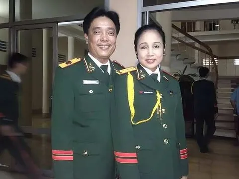 2 nghệ sĩ quân đội kết hôn với bạn đời là thủ trưởng trong đơn vị: Thiếu tá Huyền Sâm từng "nóng mặt" vì bị góp ý