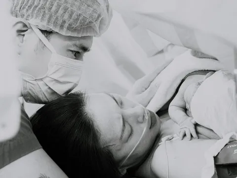 Ngô Thanh Vân sinh con đầu lòng với chồng trẻ Huy Trần ở tuổi U50, vỡ òa khoảnh khắc da kề da với ái nữ