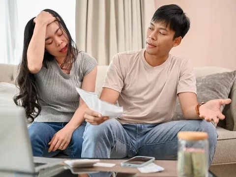 Chồng bán sạch tài sản trả nợ, vợ vẫn lén mua túi hiệu lúc 2h sáng
