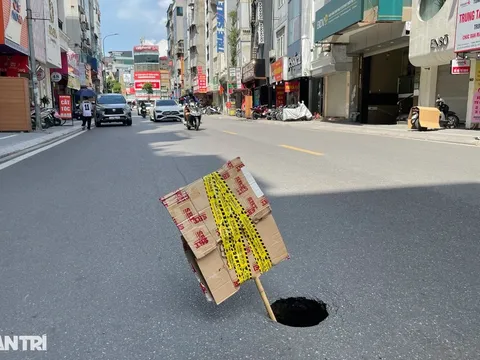 Hà Nội: Xuất hiện hố sụt sâu hơn 1m ngay giữa đường
