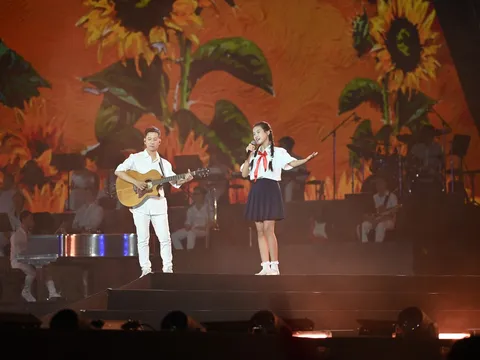 Bé gái 12 tuổi “gây bão” SVĐ Mỹ Đình với màn "fanchant" khủng nhất đêm concert Quốc gia