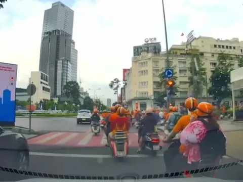 Đoàn xe nối đuôi nhau vượt đèn đỏ giữa trung tâm TP.HCM: Công an vào cuộc xác minh