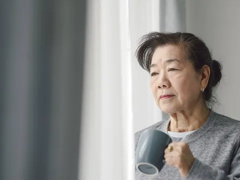 Mẹ nghỉ hưu vẫn nai lưng trả nợ mua nhà, con trai và con dâu chỉ biết hưởng thụ