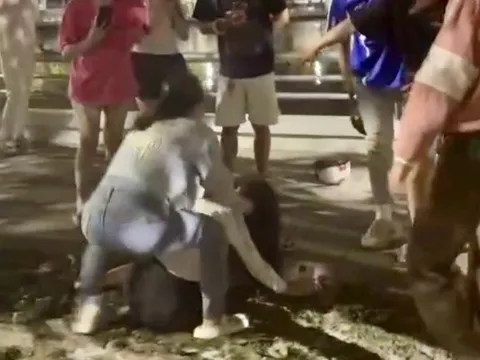 Rủ bạn đi đánh ghen 'tình mới' của người yêu cũ, cả nhóm đánh nhầm người đến trọng thương, đối diện tội giết người