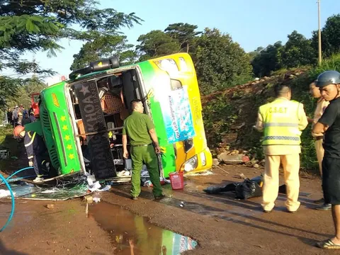 Hé lộ nguyên nhân xe khách chở 46 người lật nghiêng ở Đắk Lắk