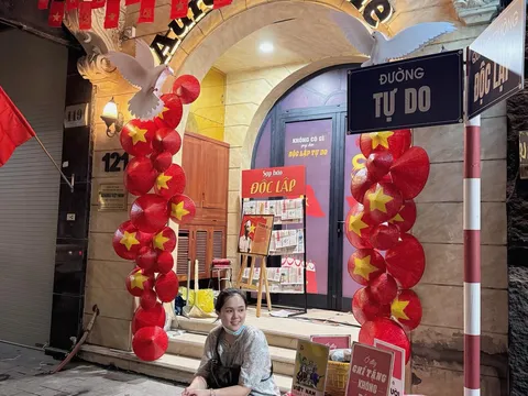 Vợ chồng Duy Mạnh – Quỳnh Anh chơi lớn: Trang hoàng nhà rực rỡ, phát 500 kem miễn phí đón đại lễ