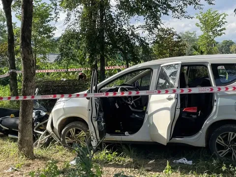 4 thanh niên nghi tàng trữ ma túy cố thủ trong ô tô, nổ máy tông thẳng vào cảnh sát
