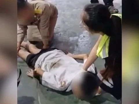 Đau xé lòng cảnh bé trai 12 tuổi bị xe bán tải cán ngay trước cổng trường khi chờ bố mẹ đón