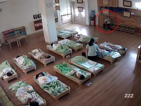 Ngày đầu con trai đến lớp, mẹ bật khóc trước màn hình camera vì hành động của cô giáo