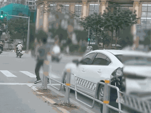 Hà Nội: Hai người bỏ xe giữa đường Võ Chí Công, lao vào đánh nhau gây náo loạn ngã tư