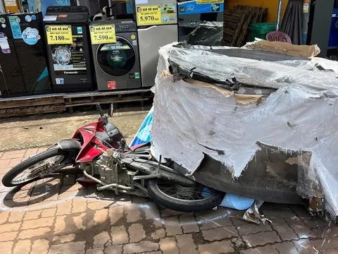 Kinh hoàng cuộn thép hàng chục tấn lăn khỏi xe container, suýt nghiền nát người bán vé số