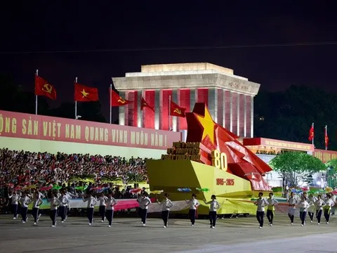 Nhân dân Thủ đô chào đón tổng hợp luyện diễu binh, diễu hành lần hai kỷ niệm Quốc khánh 2/9