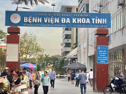 Vụ thu 21 triệu đồng tiền xe cấp cứu: Đình chỉ 3 cán bộ bệnh viện, tài xế trả lại 16 triệu đồng
