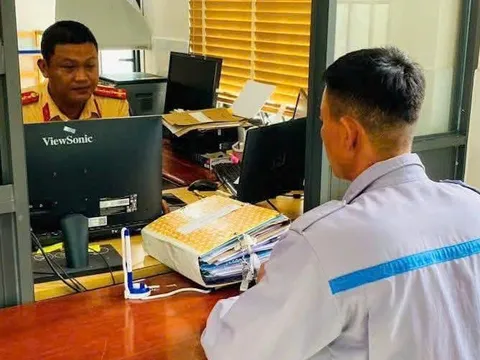 Lái xe máy lạng lách trước đầu ô tô, người đàn ông nhận cái kết đắng