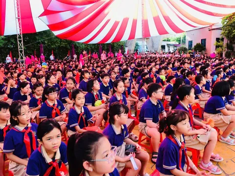 Lễ khai giảng đặc biệt khi các trường chào cờ, hát quốc ca cùng thời điểm