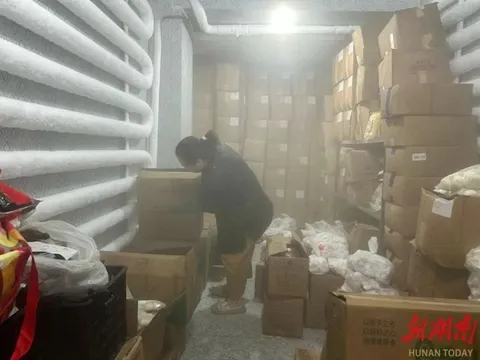 Bị nhốt ở kho lạnh -30°C, nữ chủ tiệm bánh may mắn được shipper giải cứu