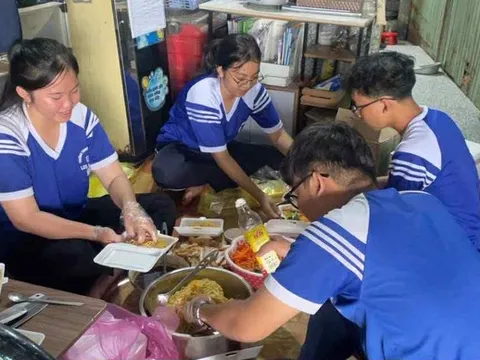 Nhận 100 nghìn quà Tết Độc lập, nhóm học sinh Cần Thơ gây xúc động khi cùng nhau nấu 50 suất ăn tặng người nghèo