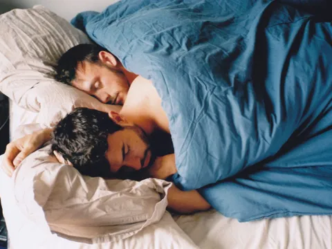 Trở về bất ngờ, tôi chết lặng khi thấy bạn trai 4 năm và bạn thân chỉ mặc đồ lót ôm nhau ngủ