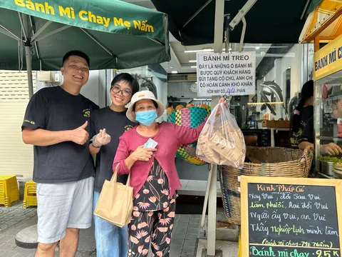 Đôi vợ chồng ở Sài Gòn duy trì xe “bánh mì treo” gần 2 năm: Trạm trung chuyển yêu thương cho người khó khăn