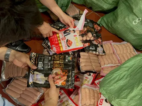 Hà Nội: Thu giữ gần 1 tấn xúc xích, lạp xưởng trôi nổi chuyên bán tại các cổng trường học