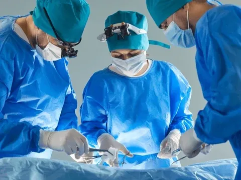 Món quà sinh nhật biến thành bi kịch: Bà mẹ trẻ Brazil tử vong sau ca nâng mông