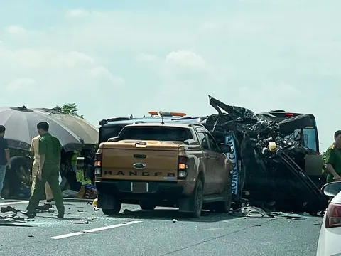 Tai nạn liên hoàn trên cao tốc Pháp Vân - Cầu Giẽ, xe limousine biến dạng, nhiều người bị thương nằm la liệt