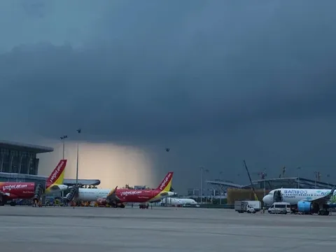 Chuyện gì đã xảy ra tại Nội Bài khiến hàng loạt máy bay phải chuyển hướng?