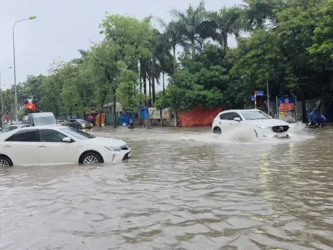 Nóng: Hà Nội cảnh báo ngập úng tại hơn 30 điểm nội đô, người dân ra đường cần hết sức lưu ý